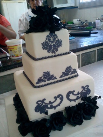 Bolo cenográfico com rosas negras